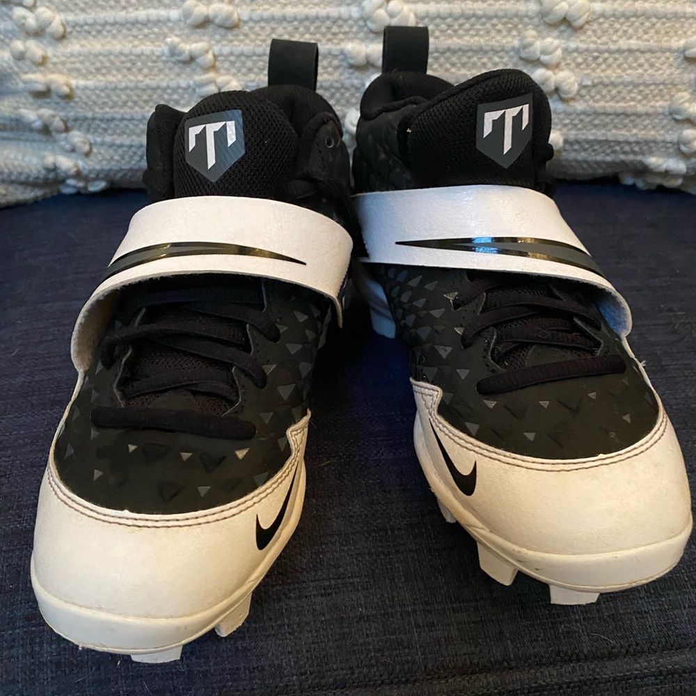Nike Youth Football Baseball Cleats Force Trout Black and White Size 2.5Y